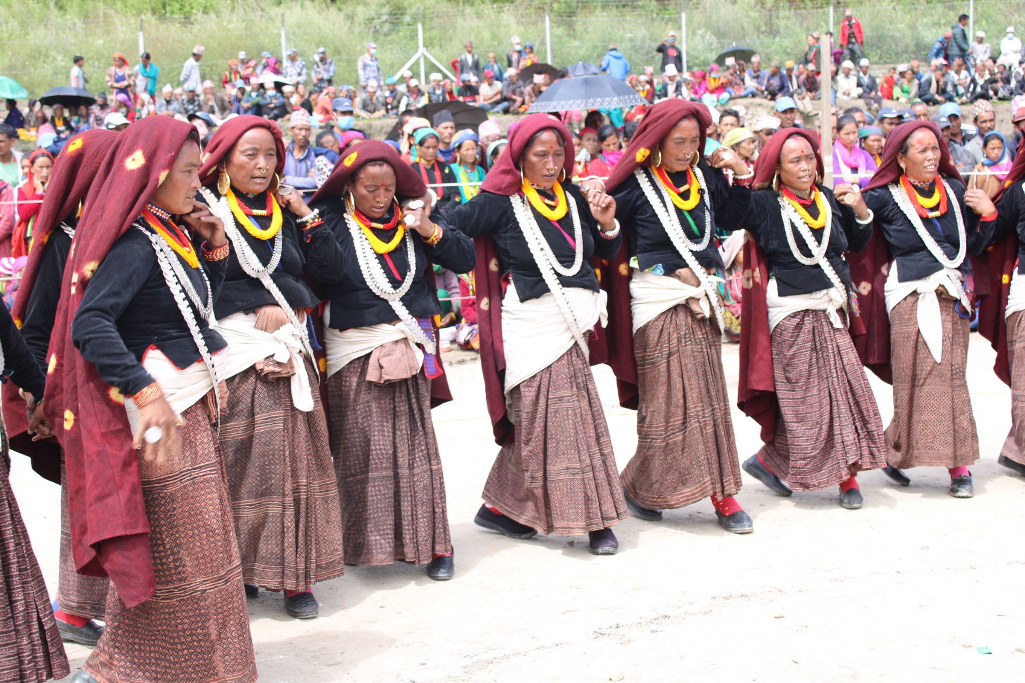 देउडा खेल्दै हुम्लाका महिला