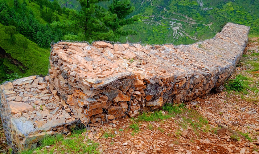 बजेट पचाउन ससुराली डाँडामा  तटबन्धन निर्माण