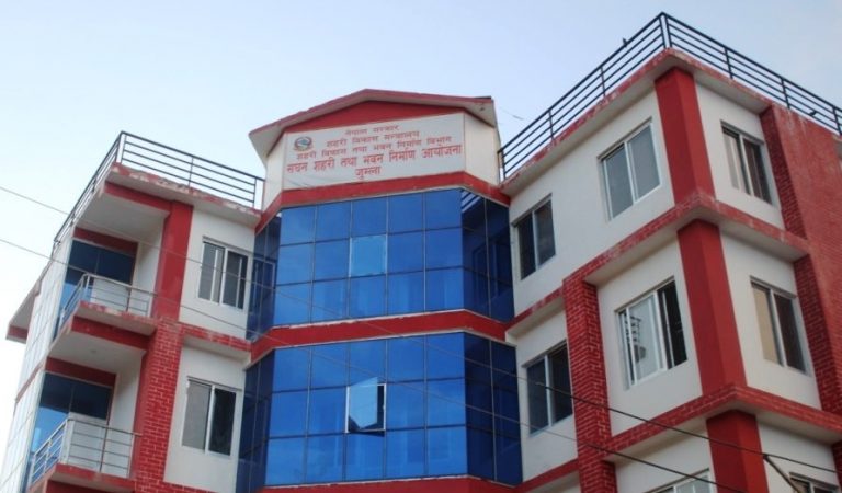 विपन्न नागरिकका छाना फेर्दै स्थानीय सरकार ।