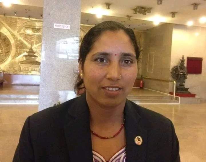 हिउँ पहिराेमा परेर ज्यान गुमाएका मृतकका परिवारलाई राहत दिन  घरमै पुगिन पुर्वराज्यमन्त्रि