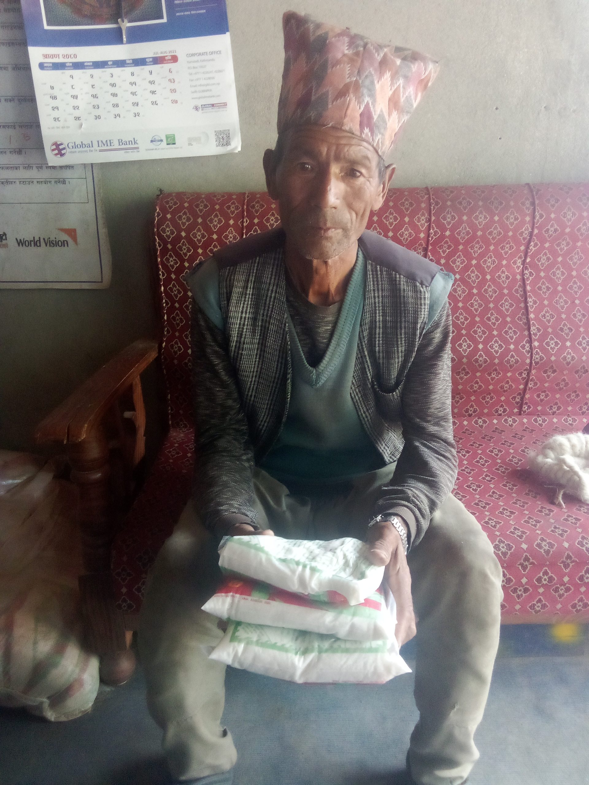 तातोपानी गाउँपालिका : वडा नम्बर ६ ले  तीन सय दस घरधुरीलाई नुन वितरण बाड्याे