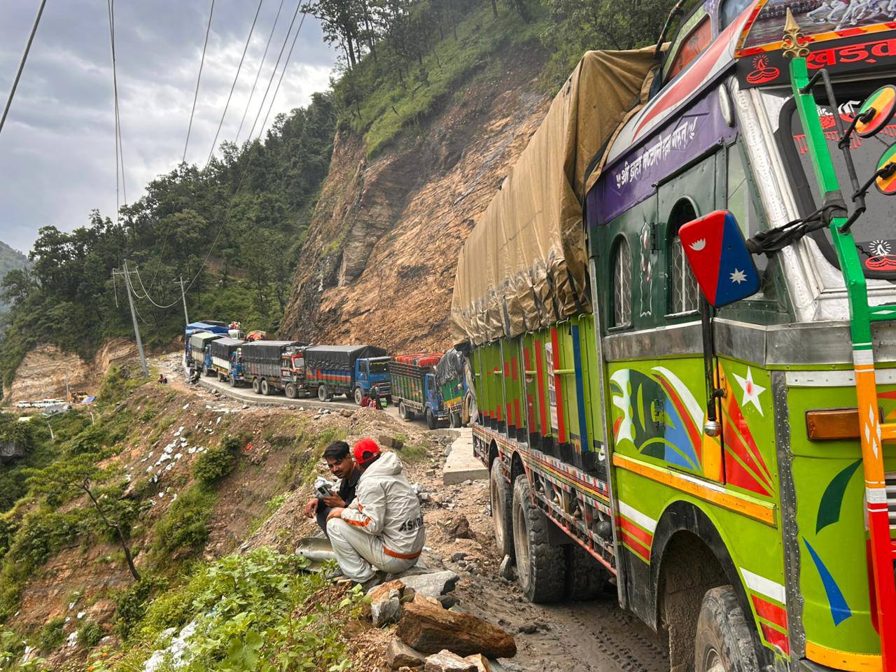 कर्णाली राजमार्ग ३ दिनदेखि अवरुद्ध हुँदा स्याउ बाटोमै कुहिने चिन्ता